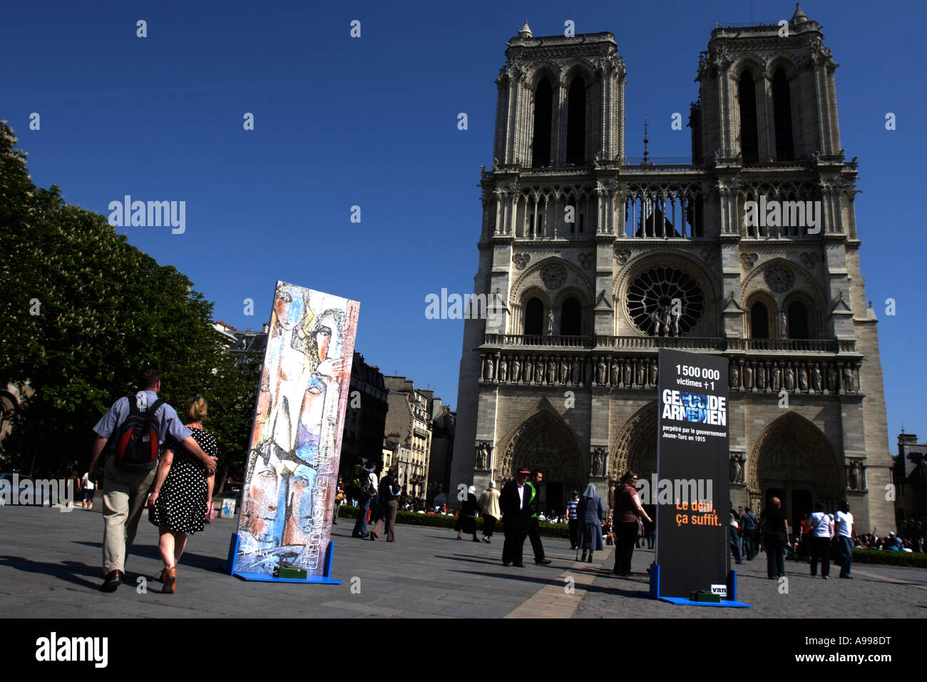 Sur Le Parvis de Notre Dame de Paris, D'onu génocide à l'autre : 1915 rete pour le Darfour Foto Stock