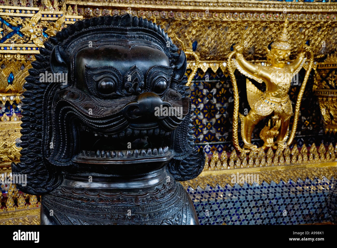Lion come la statua circondata da garudas bestie mitiche di Wat Phra Kaeo a Bangkok, in Thailandia. Foto Stock