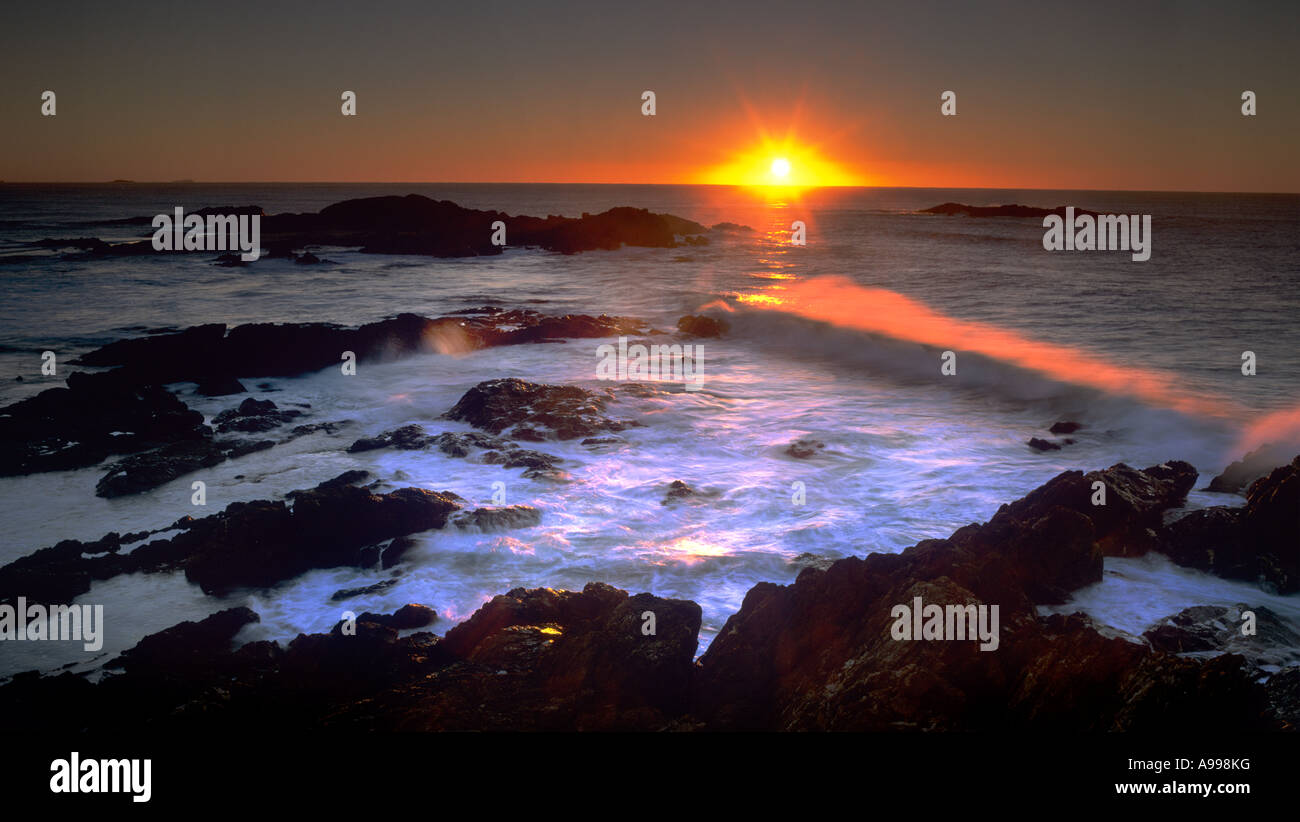 Un'alba spettacolare con il sole appena all'orizzonte sulla costa di Sawtell che guarda verso l'Oceano Pacifico, il nuovo Galles del Sud, l'Australia Foto Stock