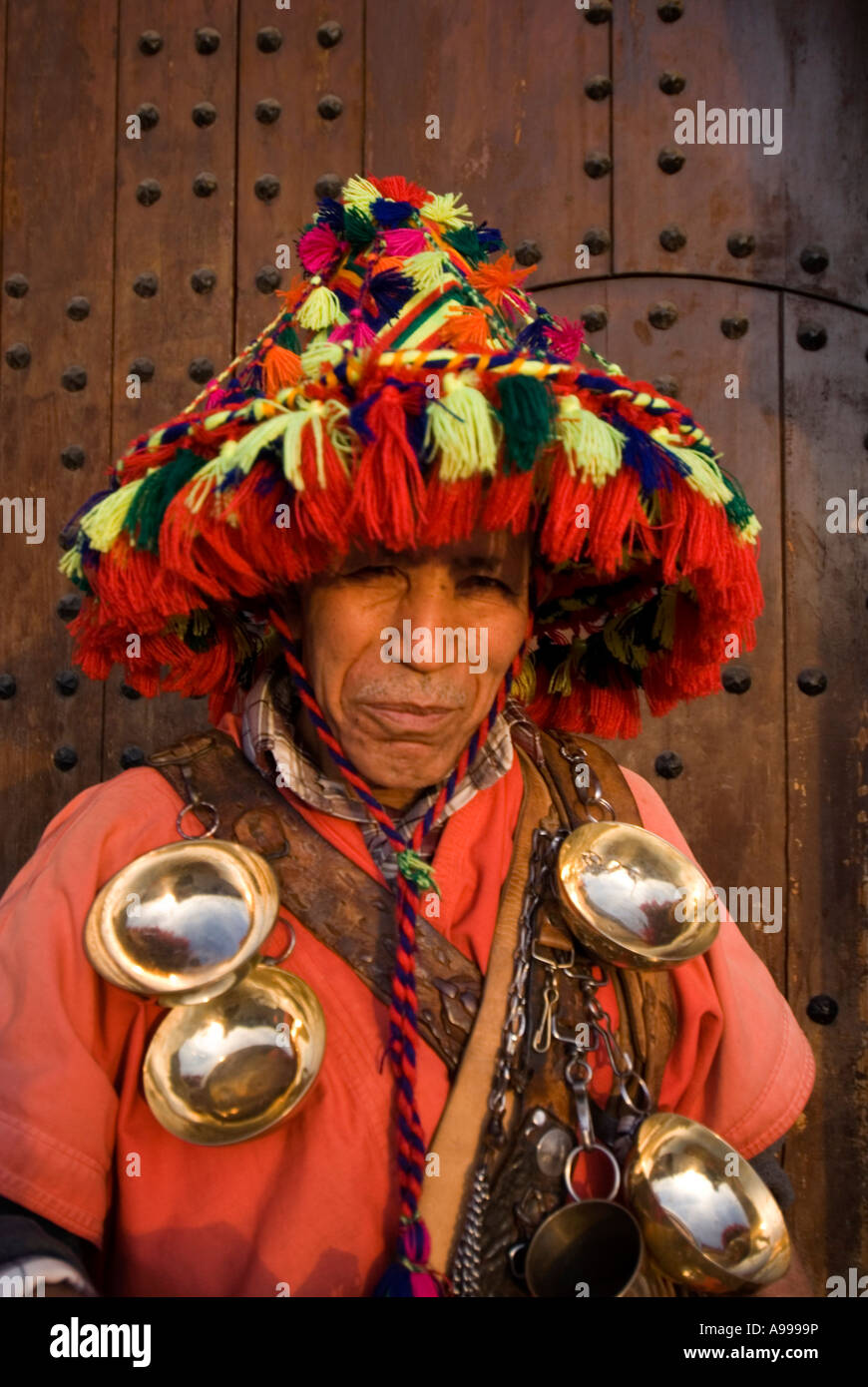 Tradizionalmente condita acqua venditore sulla piazza centrale di Djemaa El Fna a Marrakech in Marocco Foto Stock