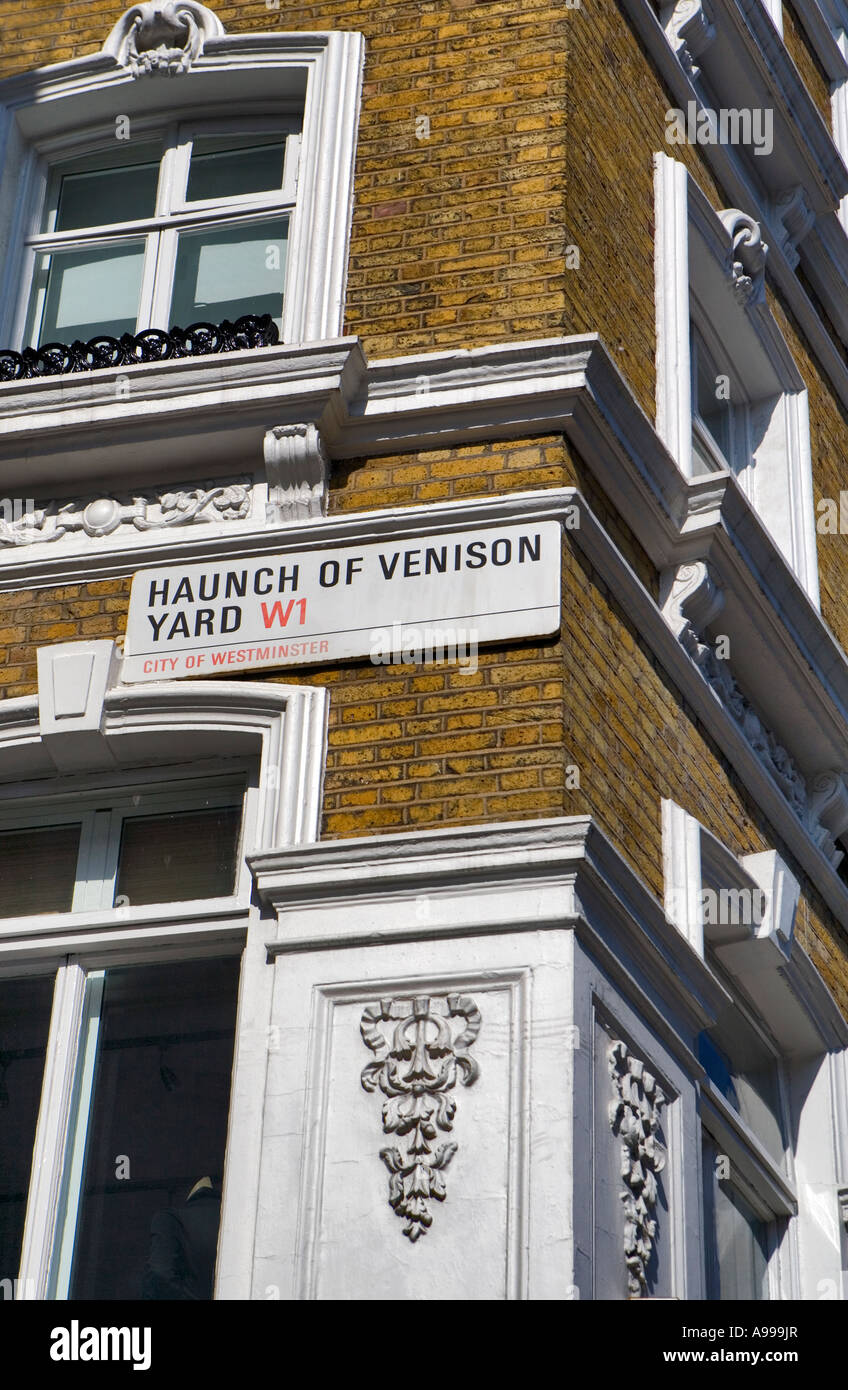 Un cartello stradale - 'Haunch di cervo cantiere" in esclusiva 'Mayfair', Londra Foto Stock