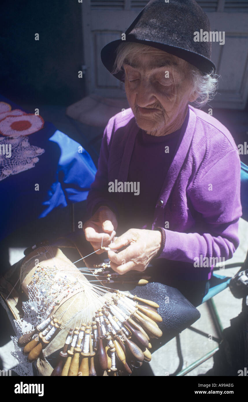 Donna anziana tessitura centrini in pizzo a sud della Francia Foto Stock