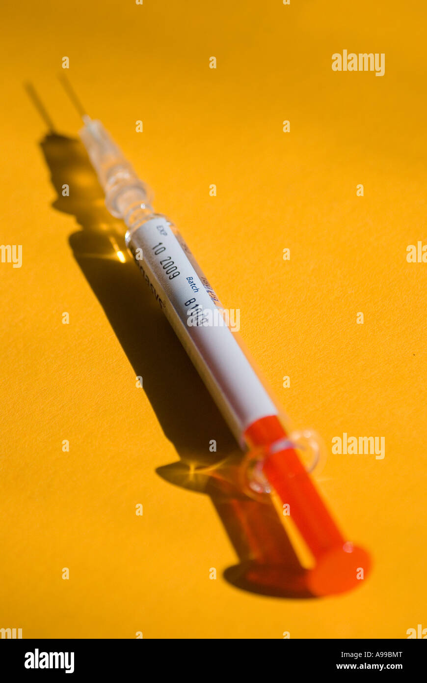 Una siringa ipodermica di interferone che mostra farmaco numero di lotto e data di scadenza Foto Stock