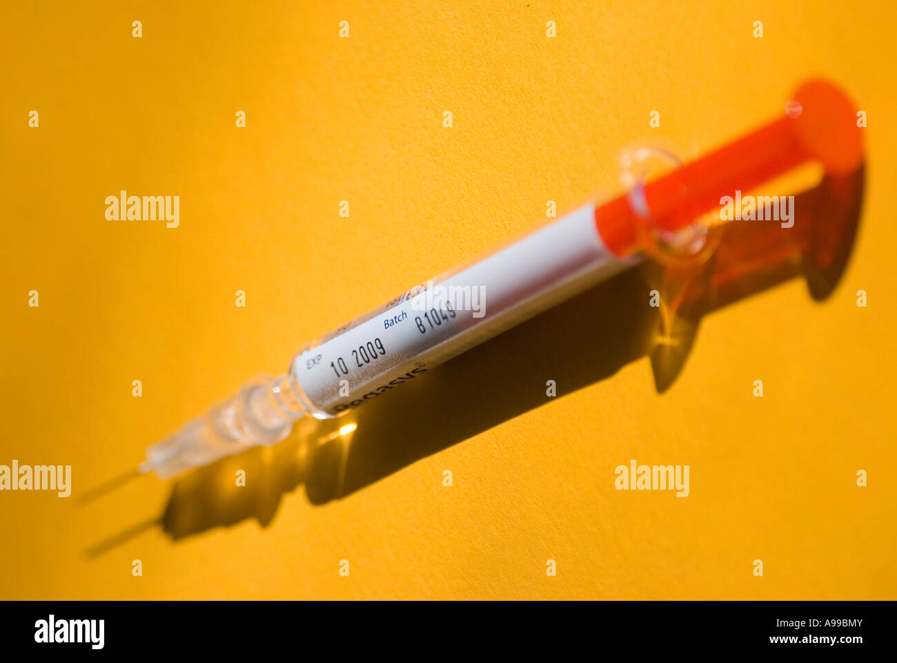 Una siringa ipodermica di interferone che mostra farmaco numero di lotto e data di scadenza Foto Stock