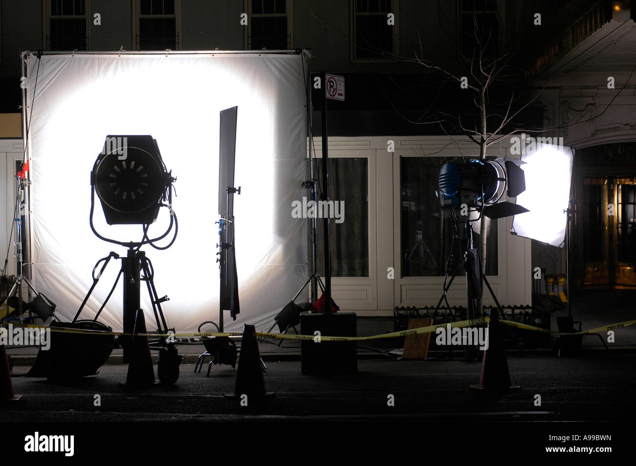 Le luci sono impostati al di fuori di un ristorante nel Greenwich Village per una produzione di film Foto Stock