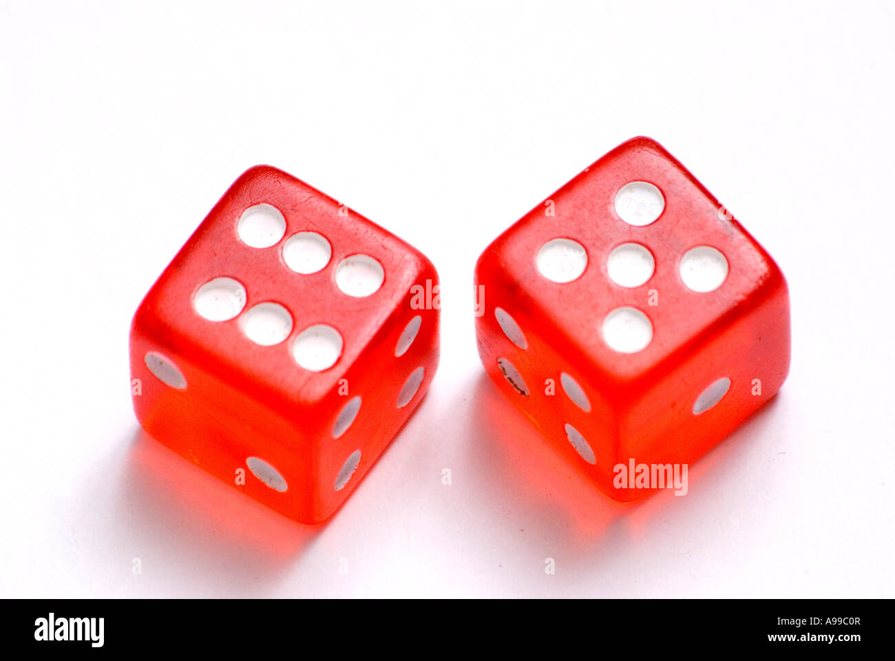 Un rosso coppia di piastrine su sfondo bianco Foto Stock