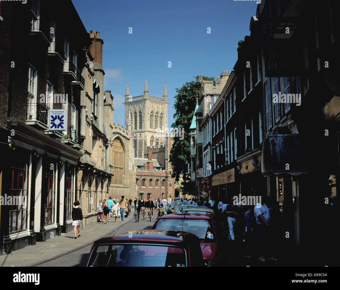 Vista pittoresca della torre di St Johns College Chapel visto lungo St Johns Street, Cambridge, Cambridgeshire, Inghilterra, Regno Unito. Foto Stock