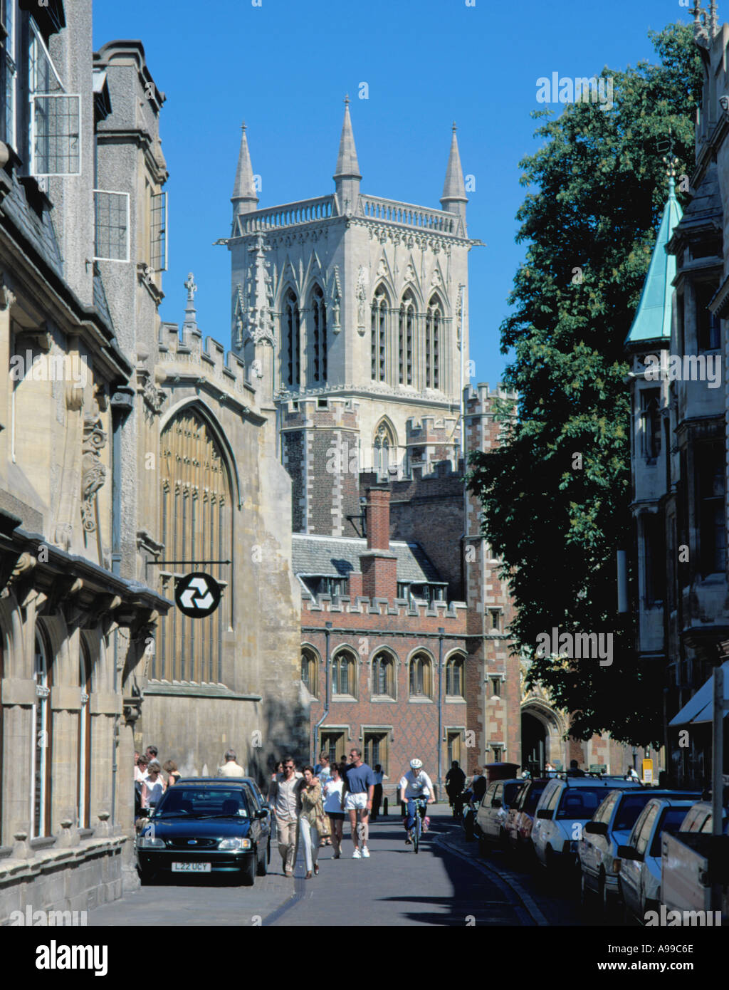 Torre di St Johns College Chapel visto lungo il pittoresco St Johns Street, Cambridge, Cambridgeshire, Inghilterra, Regno Unito. Foto Stock