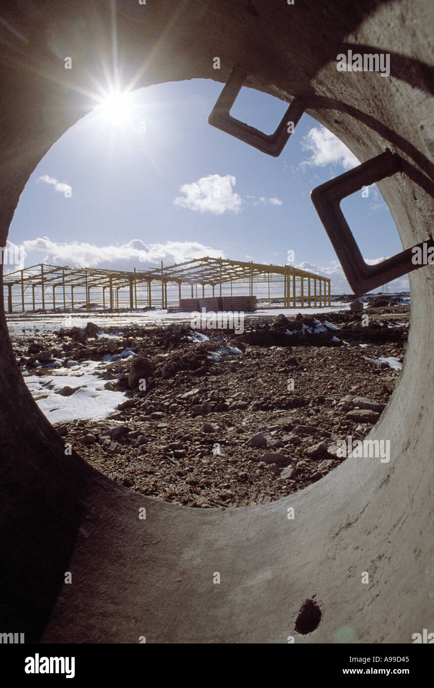 Il nuovo edificio di fabbrica sito attraverso il tubo di calcestruzzo REGNO UNITO Foto Stock