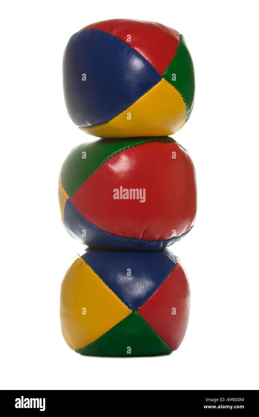 Tasto alto colpo di tre impilate juggling balls isolato su bianco Foto Stock
