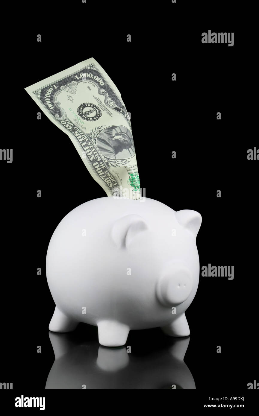 Salvadanaio con un milione di dollaro nota isolato su nero Foto Stock
