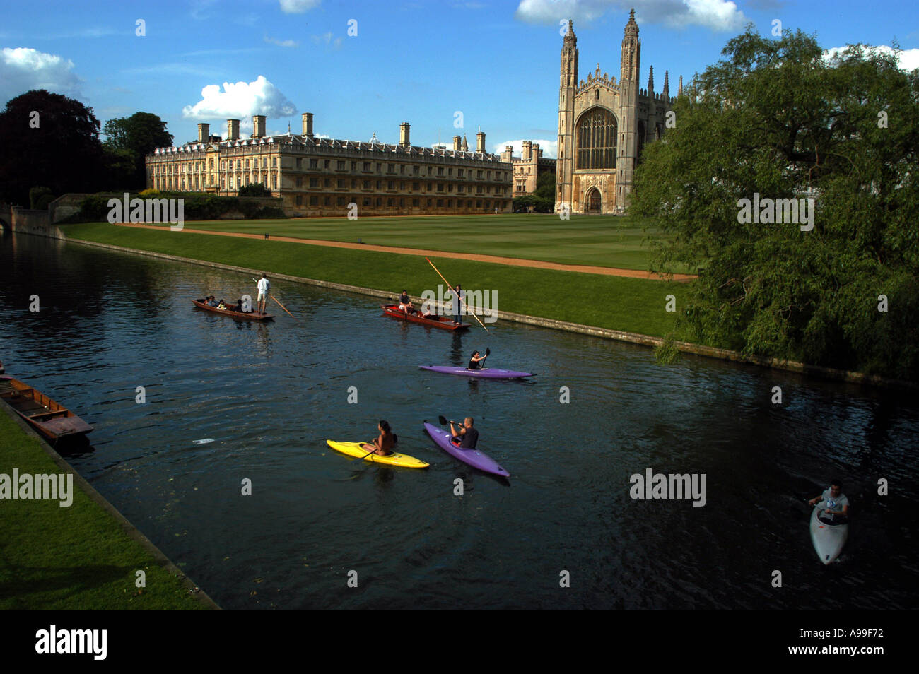 Cambridge, Inghilterra. Punting sul fiume Cam lungo il dorso nella città universitaria di Cambridge, Inghilterra. Il Kings College Foto Stock