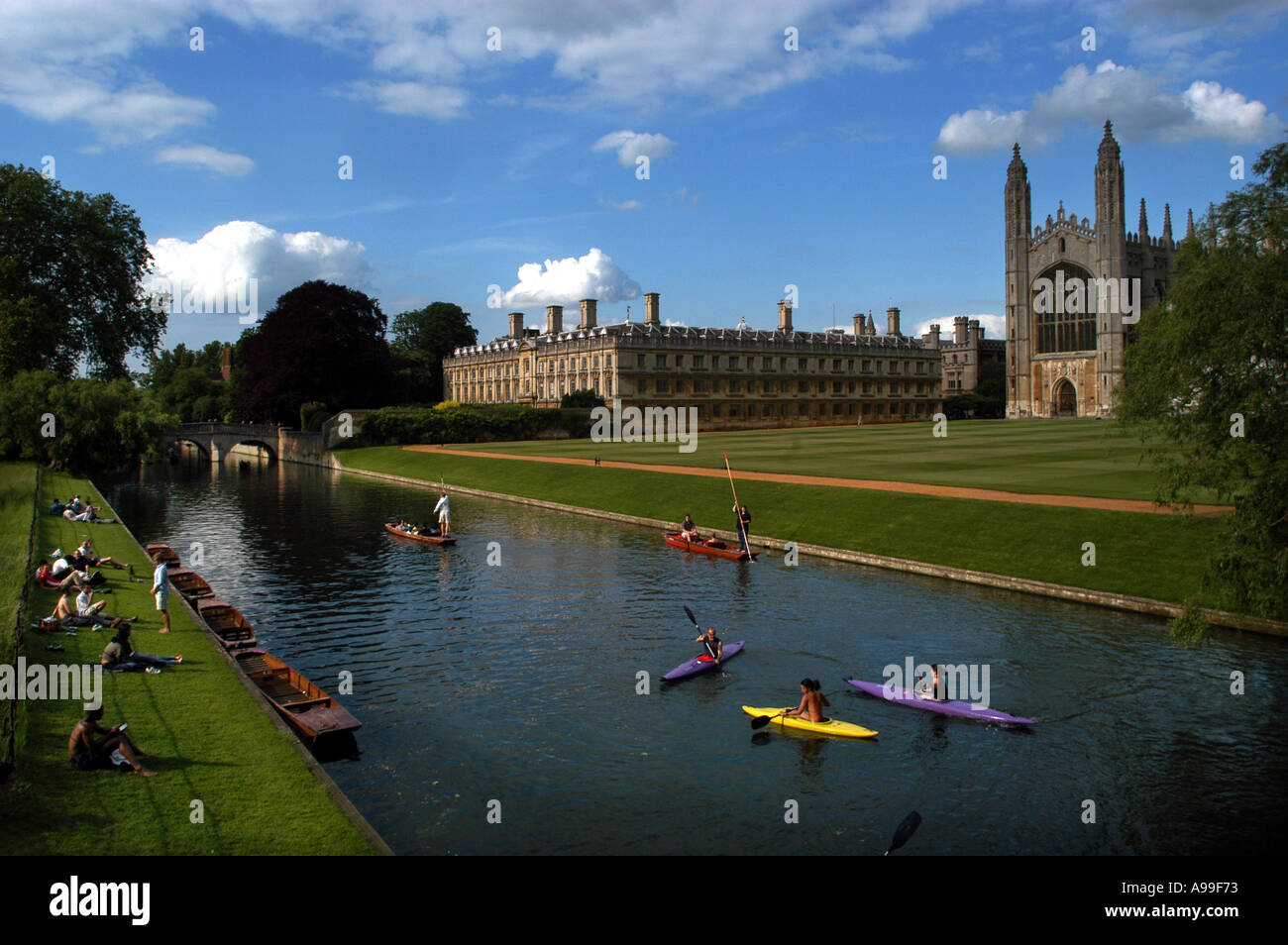 Cambridge, Inghilterra. Punting sul fiume Cam lungo il dorso nella città universitaria di Cambridge, Inghilterra.Il Kings College Foto Stock