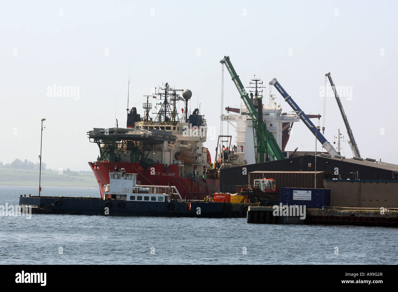 Alimentazione olio serbatoio a Invergordon base olio in Cromarty Firth, Scotland, Regno Unito. Foto Stock