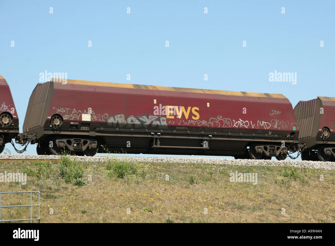 EWS carbone ferroviaria carro con graffitti su Great Western Main Line Foto Stock