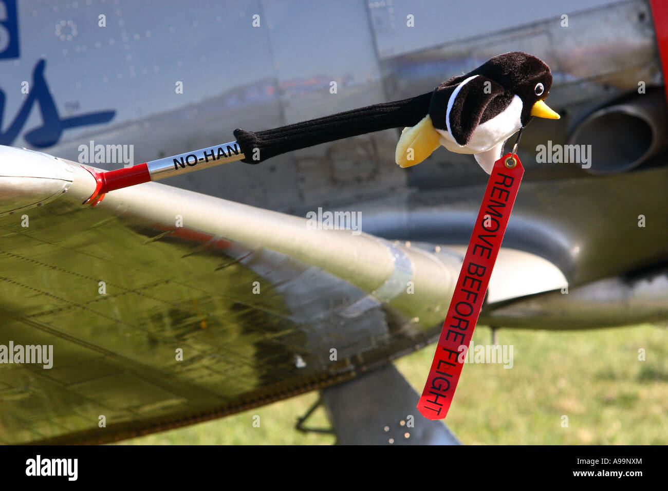 Un giocattolo penguin utilizzato come una copertura di pitot su un piano al Aero Friedrichshafen airshow in Germania Foto Stock