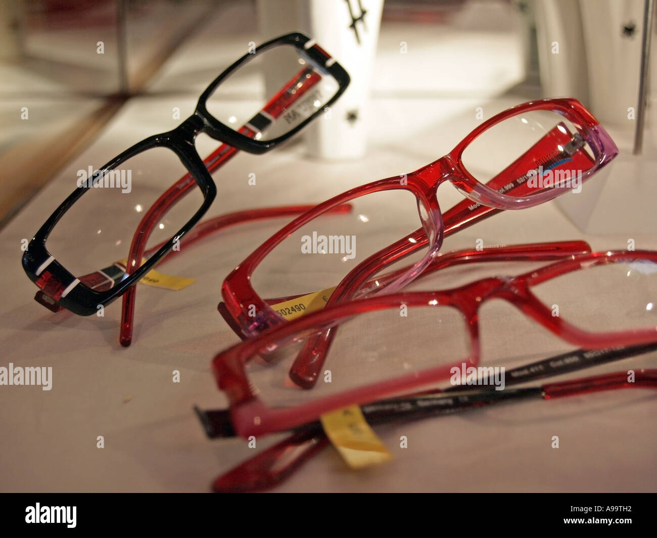 Moderne e colorate montature per occhiali Foto stock - Alamy