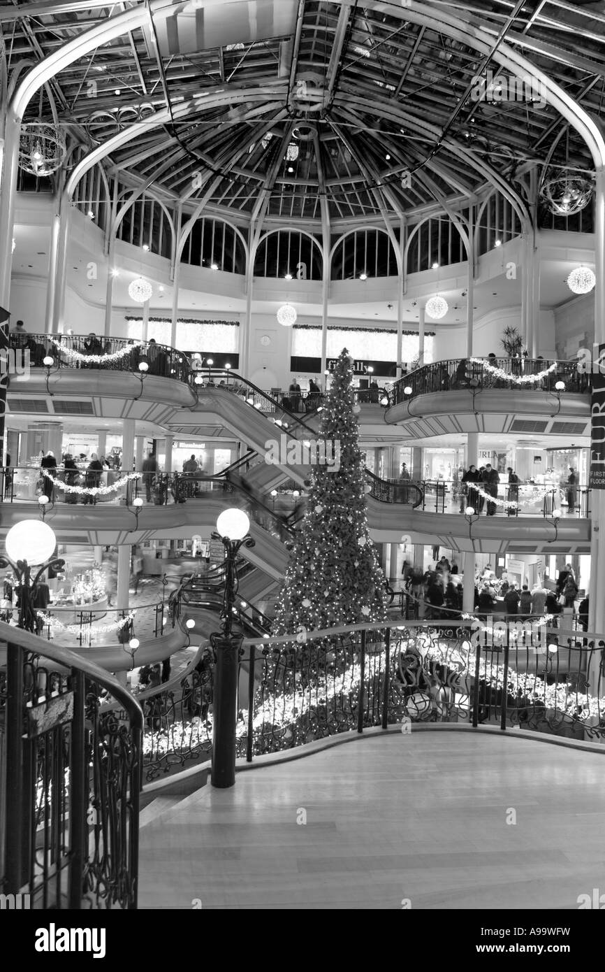 Una immagine monocromatica di PRINCES SQUARE GLASGOW A XMAS Foto Stock