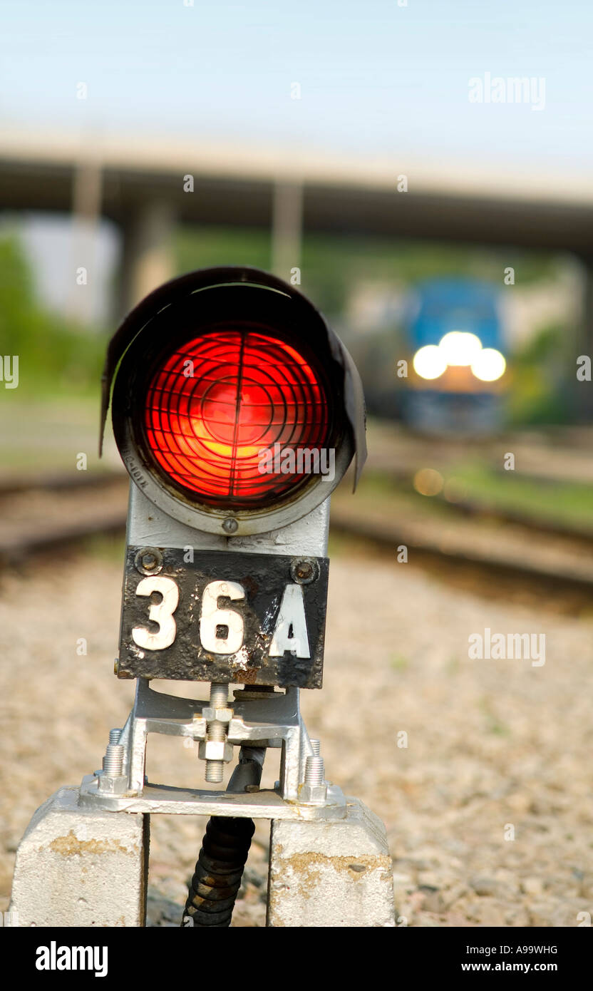 Rosso luce di sicurezza accanto alla stazione ferrovia. Foto Stock