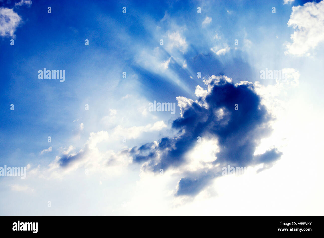 Sunburst attraverso il cloud-scape. Foto Stock Sunburst attraverso il cloud-scape. Foto Stock