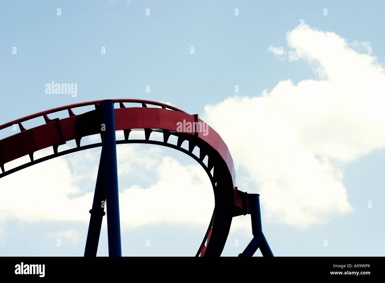 Piegatura invertita su roller coaster via. Foto Stock