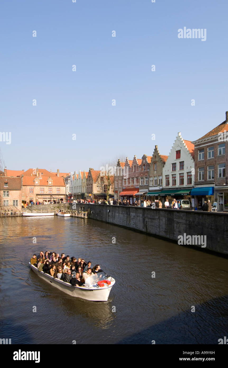 Le imbarcazioni turistiche lungo i canali e le vie navigabili caratteristica della città vecchia di Bruges (Brugge), Belgio. Foto Stock