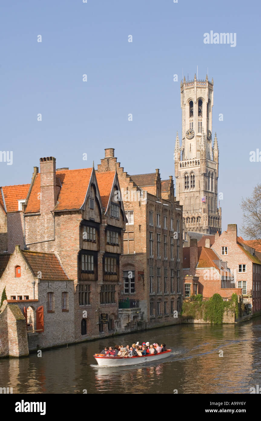 Le imbarcazioni turistiche lungo i canali e le vie navigabili caratteristica della città vecchia di Bruges (Brugge), Belgio. Foto Stock