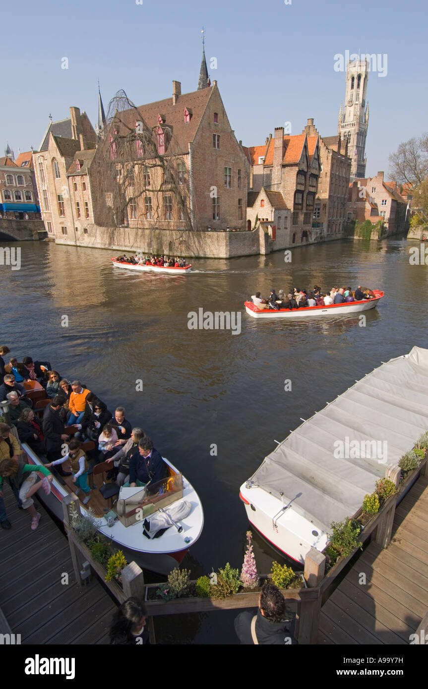 Le imbarcazioni turistiche lungo i canali e le vie navigabili caratteristica della città vecchia di Bruges (Brugge), Belgio. Foto Stock