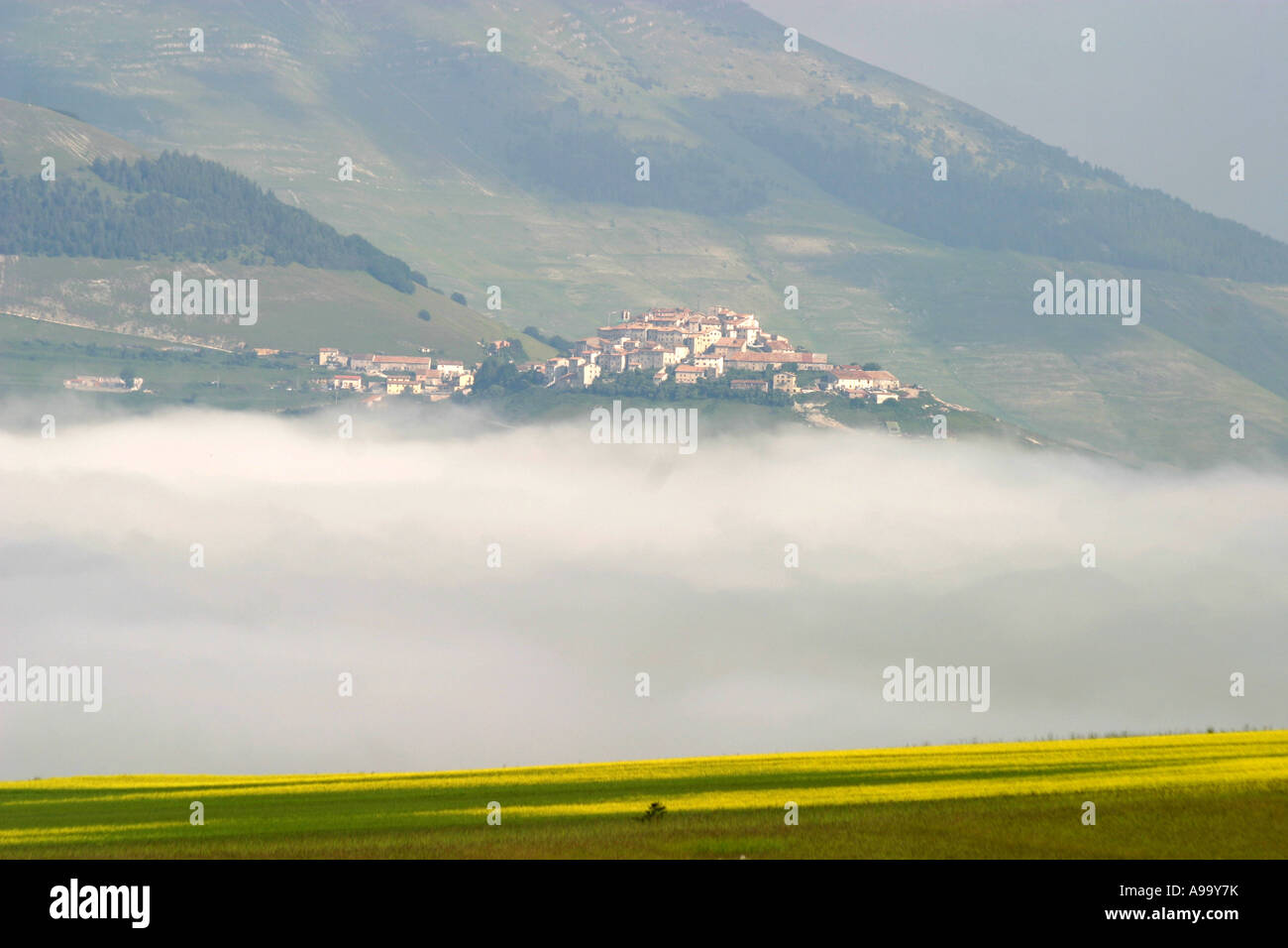 Castelluccio al di sopra di una banca di cloud in pianoforte Grande ,Le Marche ,Italia Foto Stock