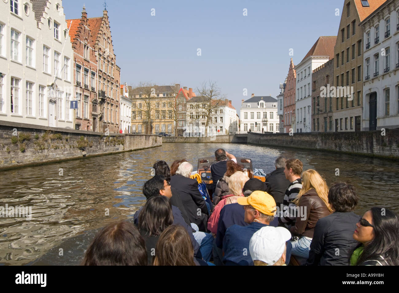 Le imbarcazioni turistiche lungo i canali e le vie navigabili caratteristica della città vecchia di Bruges (Brugge), Belgio. Foto Stock