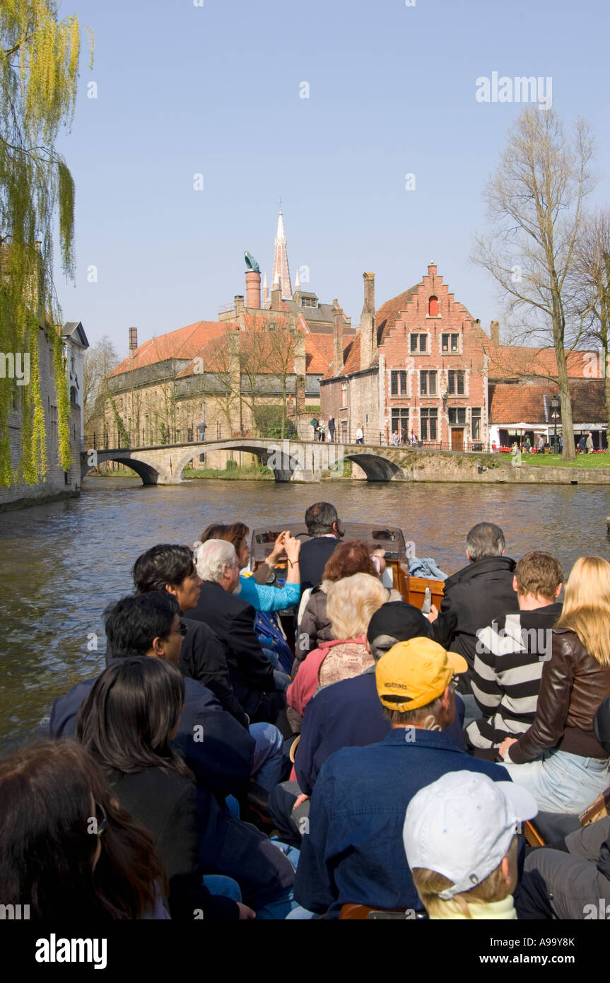 Le imbarcazioni turistiche lungo i canali e le vie navigabili caratteristica della città vecchia di Bruges (Brugge), Belgio. Foto Stock