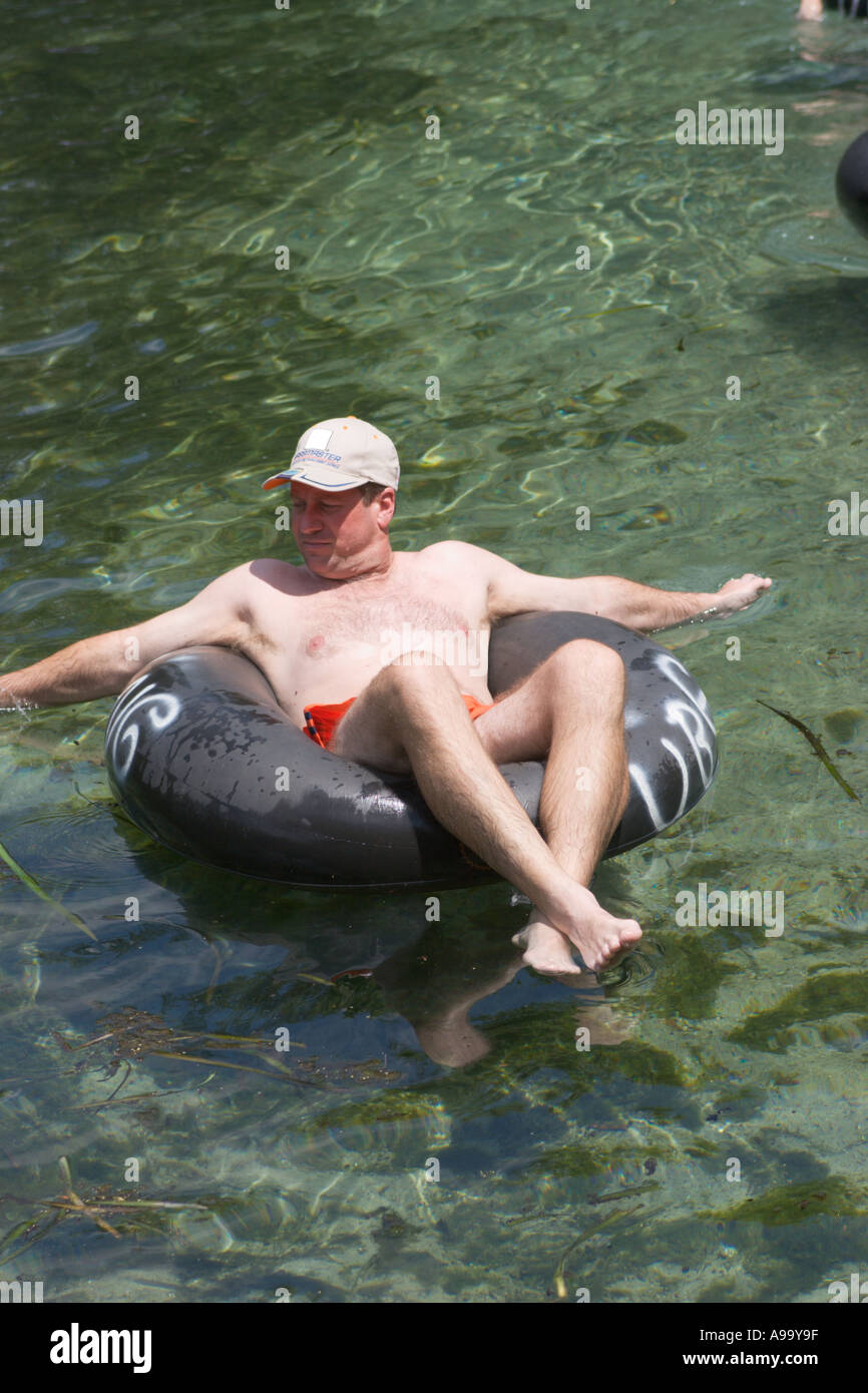 L'uomo galleggiante sul fiume verso il basso sul tubo interno nella Florida Centrale USA Foto Stock