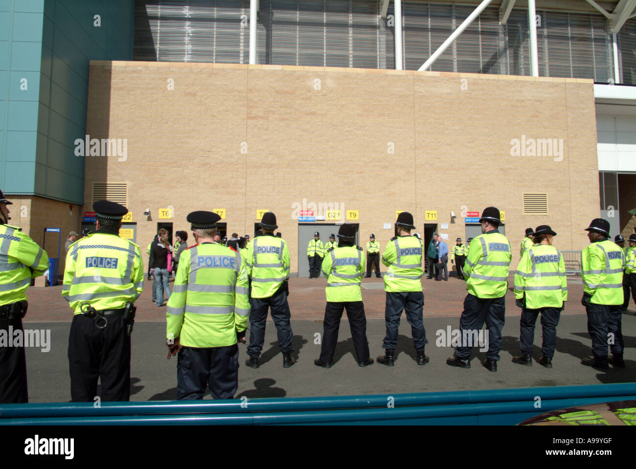 La presenza della polizia alla partita di calcio Foto Stock