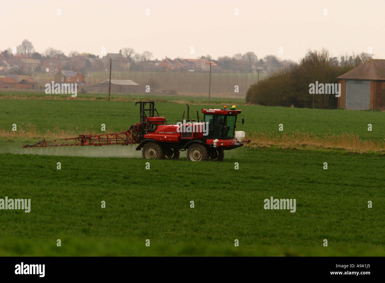 Veicolo agricolo irrorazione delle colture in Lincolnshire Foto Stock