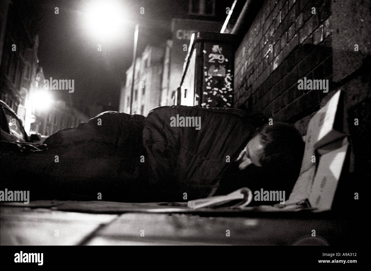 Giovani senzatetto sonno agitato per le strade di Soho, Londra Inghilterra Gran Bretagna REGNO UNITO Foto Stock