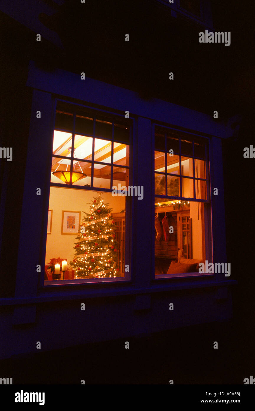 Albero di natale in camera visto attraverso la finestra di arti e mestieri casa USA Foto Stock