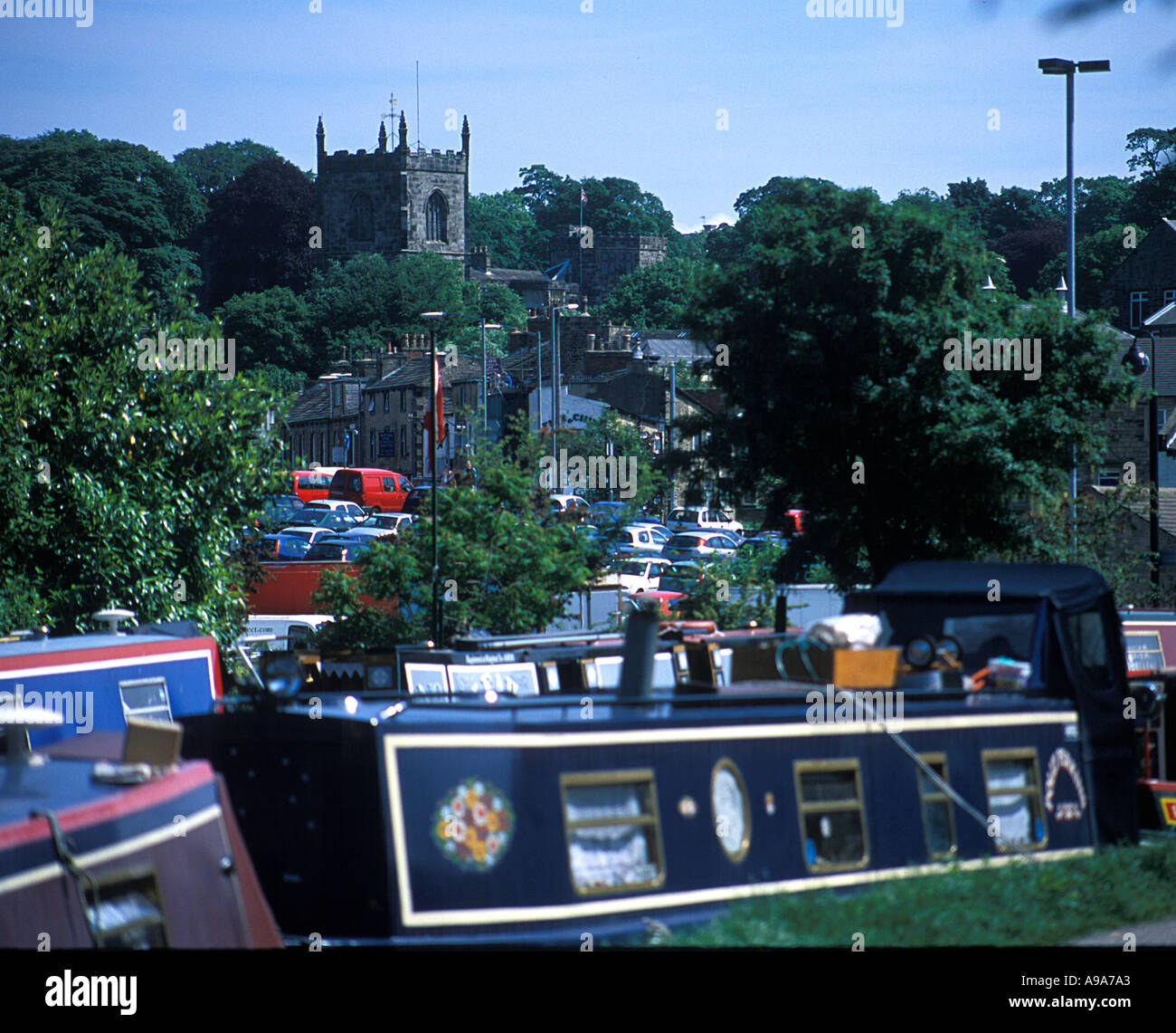 Vista unica della Santissima Trinità dal Leeds Liverpool vanal nella città mercato di Skipton Yorkshire Foto Stock
