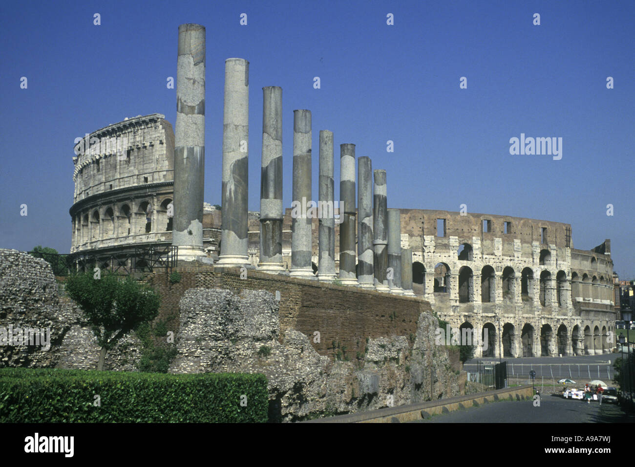 Le colonne del Tempio di Venere e Roma ovest del Colosseo Roma Italia Foto Stock