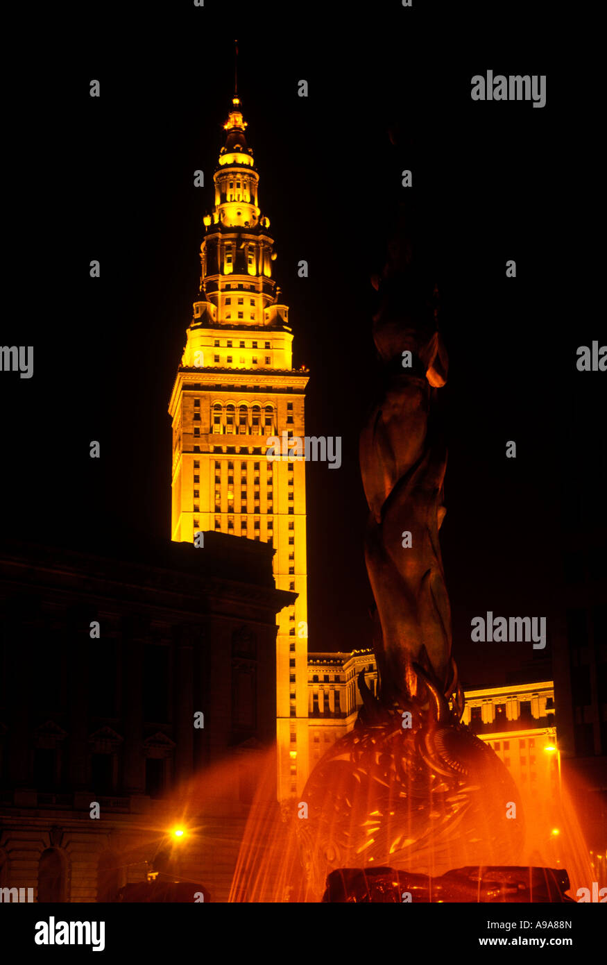 La vita eterna FONTANA TERMINAL TOWER BUILDING MEMORIAL PLAZA downtown Cleveland Ohio USA Foto Stock