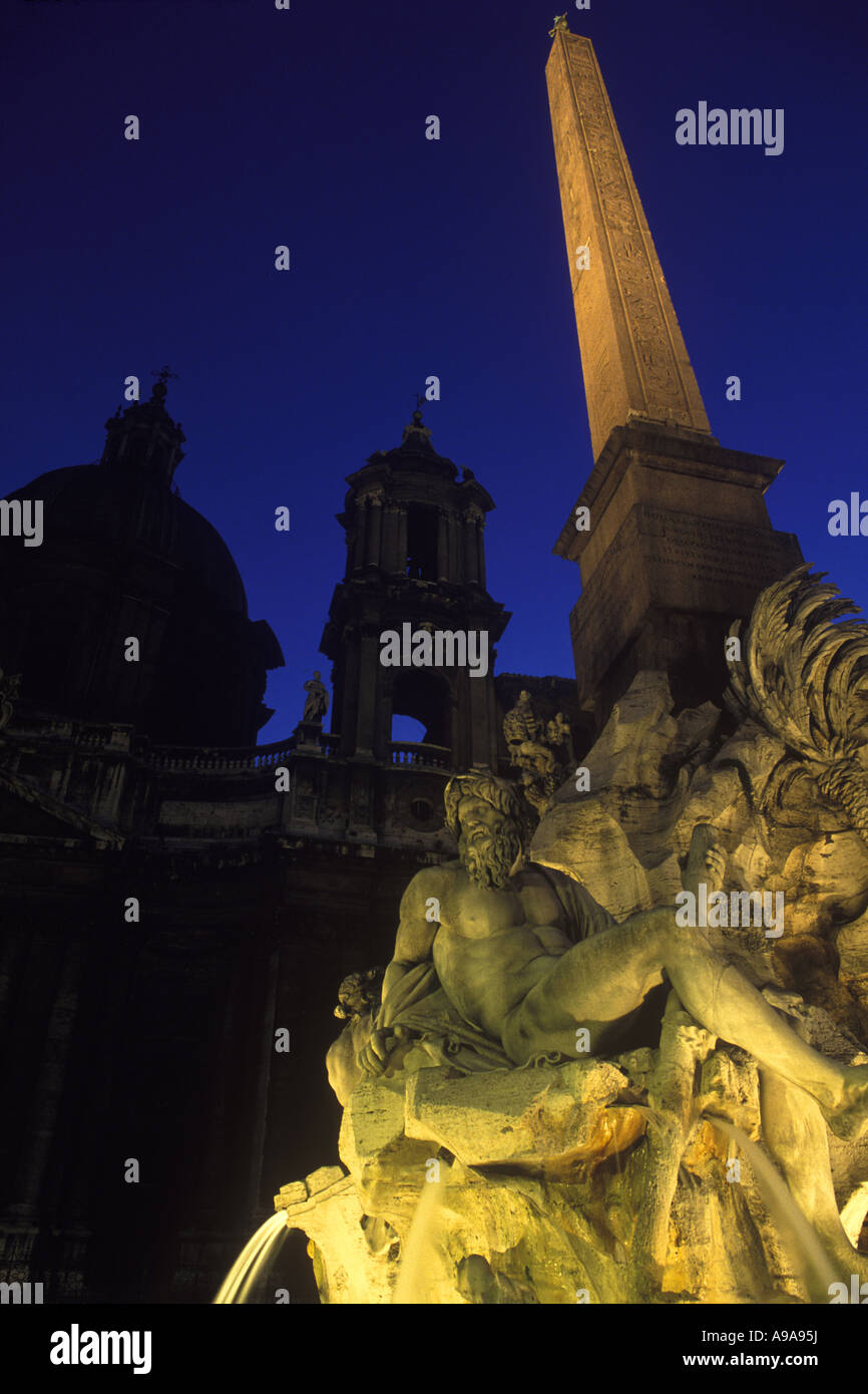 La Fontana dei Quattro Fiumi PIAZZA NAVONA Roma Italia Foto Stock