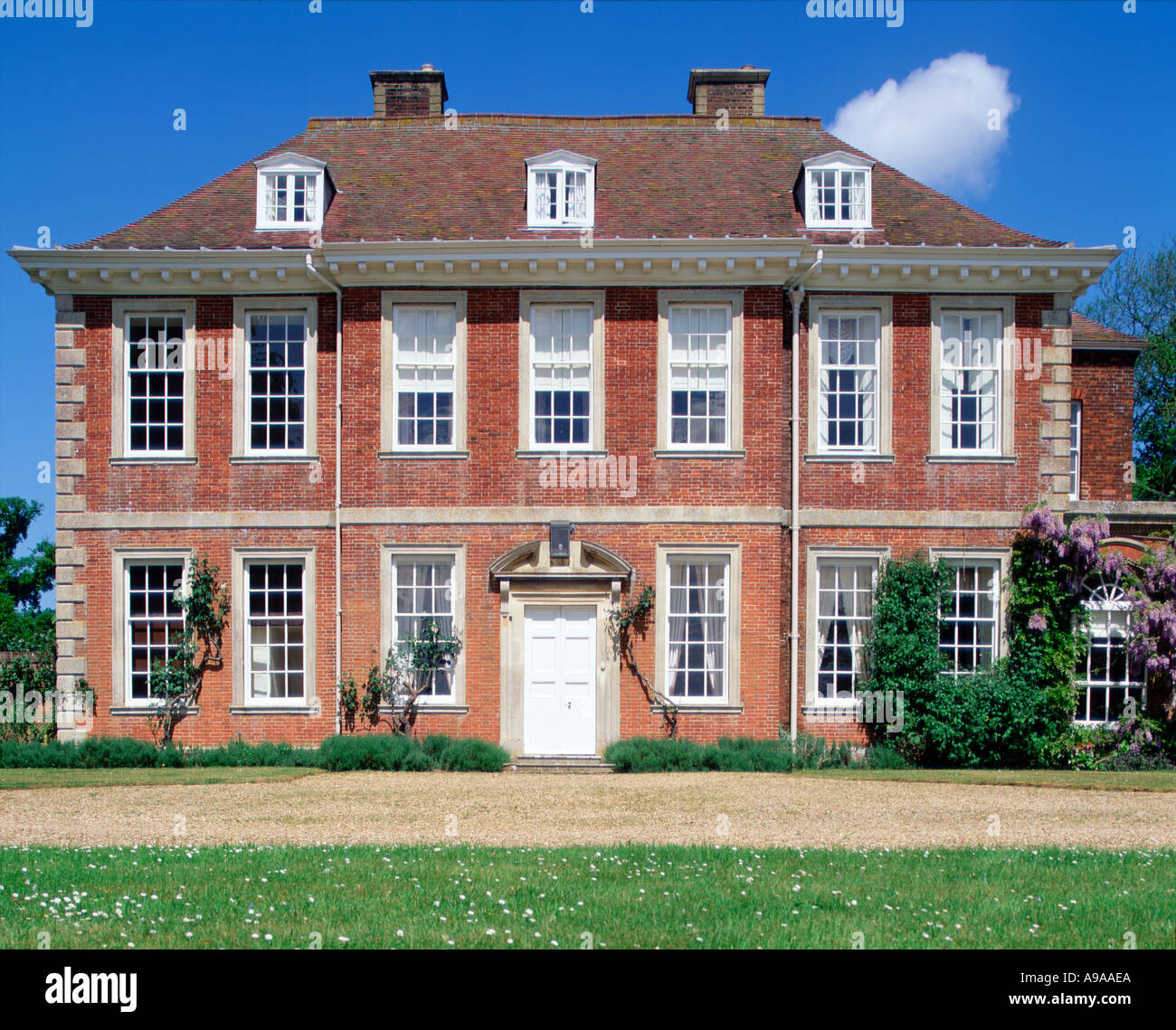 Vista frontale di eleganti inglese del XVIII secolo country house REGNO UNITO Foto Stock