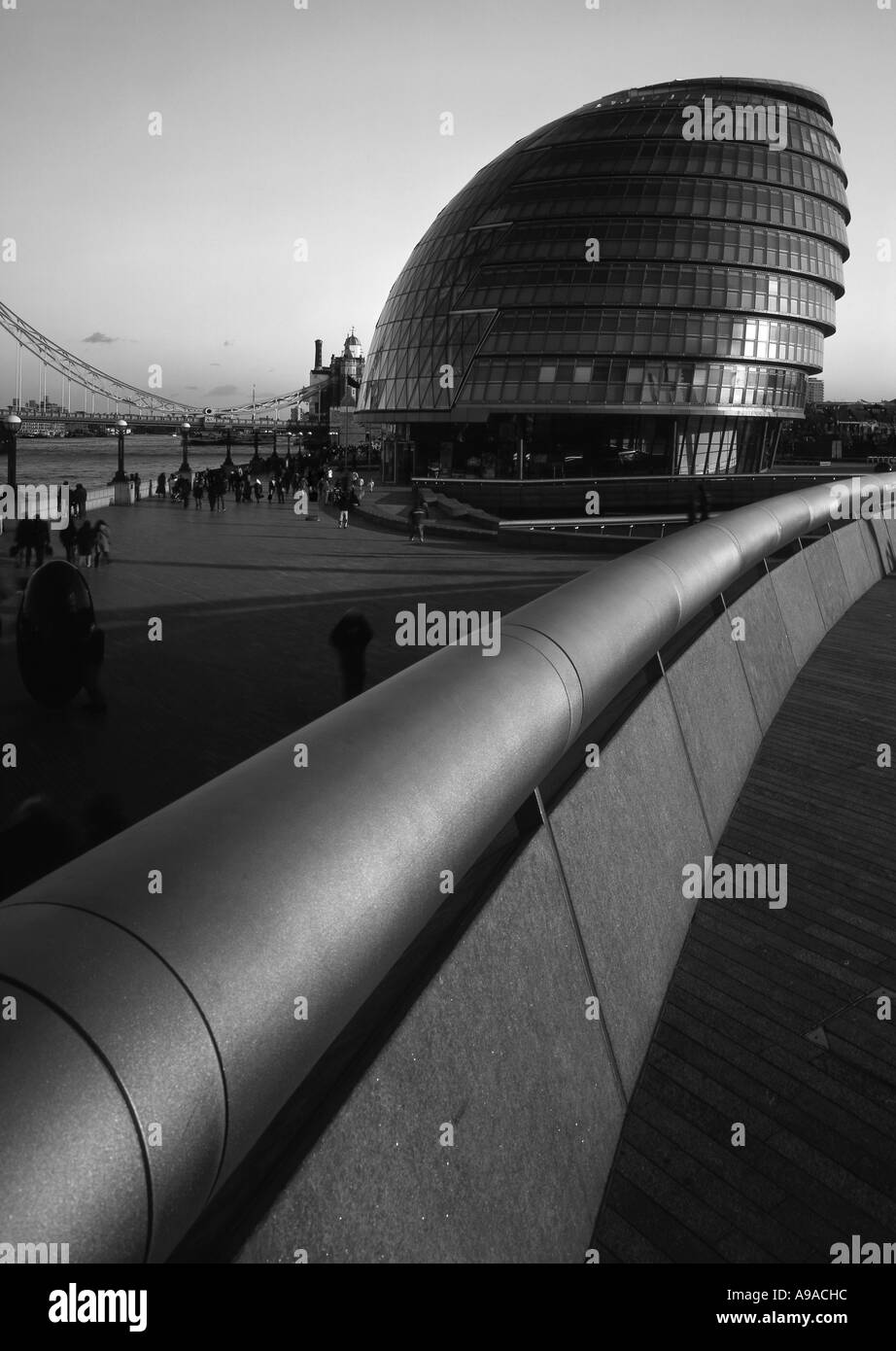 Il sindaco di Londra ufficio dell'edificio sulla riva del Tamigi da Tower Bridge: City Hall, London, Regno Unito Foto Stock