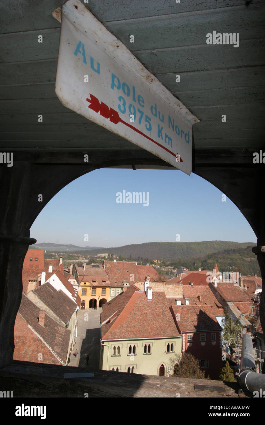 La torre dell'orologio dispone di piastre con distanza come polo nord e capitali europee Sighisoara Romania Transilvania Aprile 2007 Foto Stock