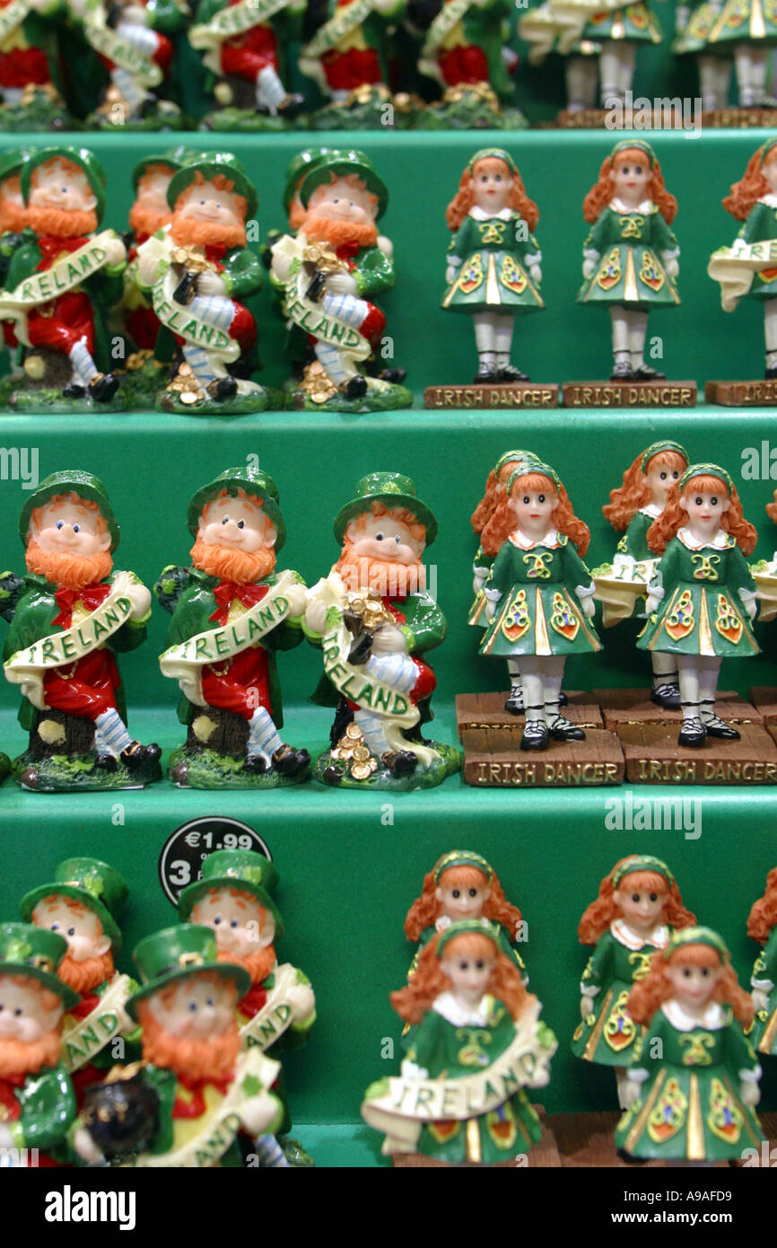 Plastica souvenir turistici in un negozio di Dublino, Dublino, Irlanda