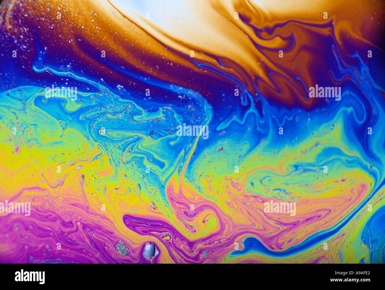 Configurazione astratta in un sapone pellicola formata dalla pellicola di sapone riflettendo la luce che subisce interferenze e rifrazione Foto Stock