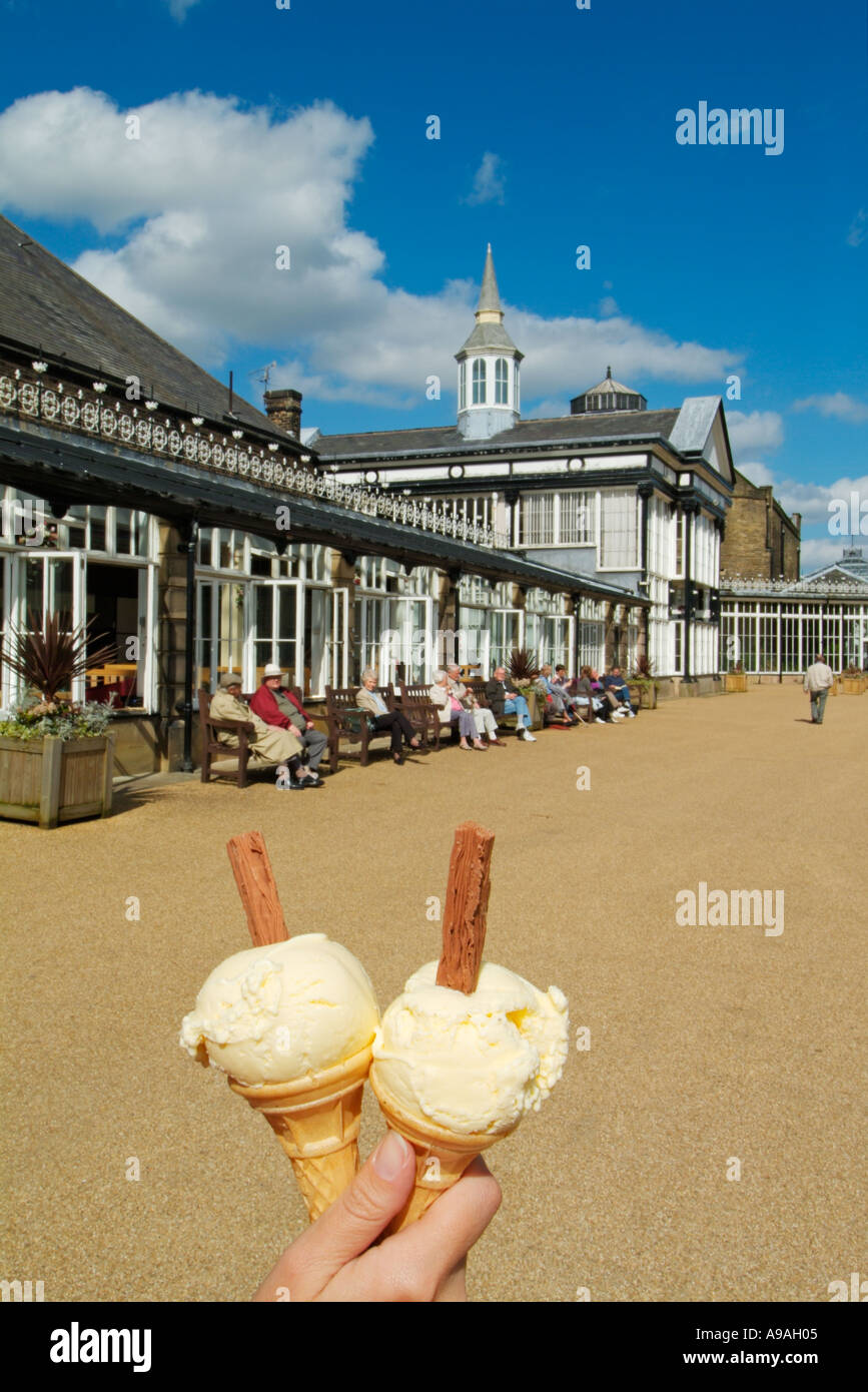 Mano che regge due 99 coni gelato in Pavillion Gardens Buxton Derbyshire Peak District Inghilterra UK GB EU Europe Foto Stock