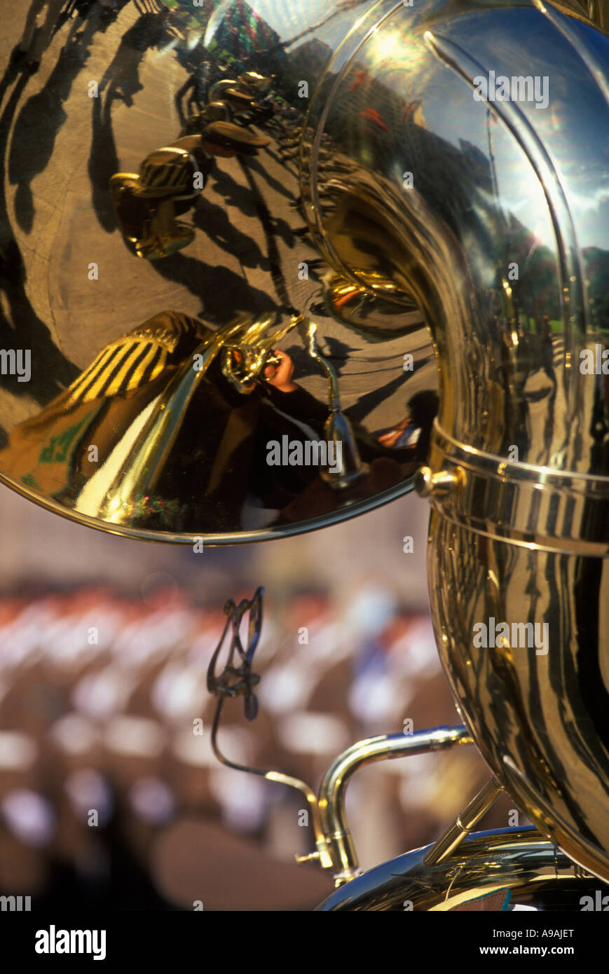 Militari SOUSAPHONE BRASS BAND CAMBIANDO LA GUARDIA La Moneda a Santiago del Cile Foto Stock