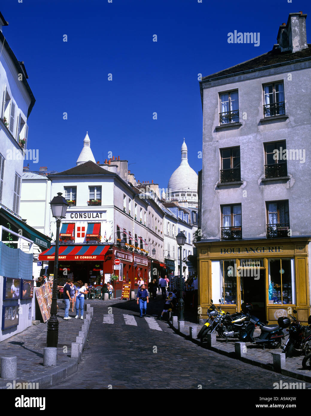 STREET SCENE CAFFÈ ALL'APERTO RUE NORVINS MONTMARTRE PARIGI FRANCIA Foto Stock