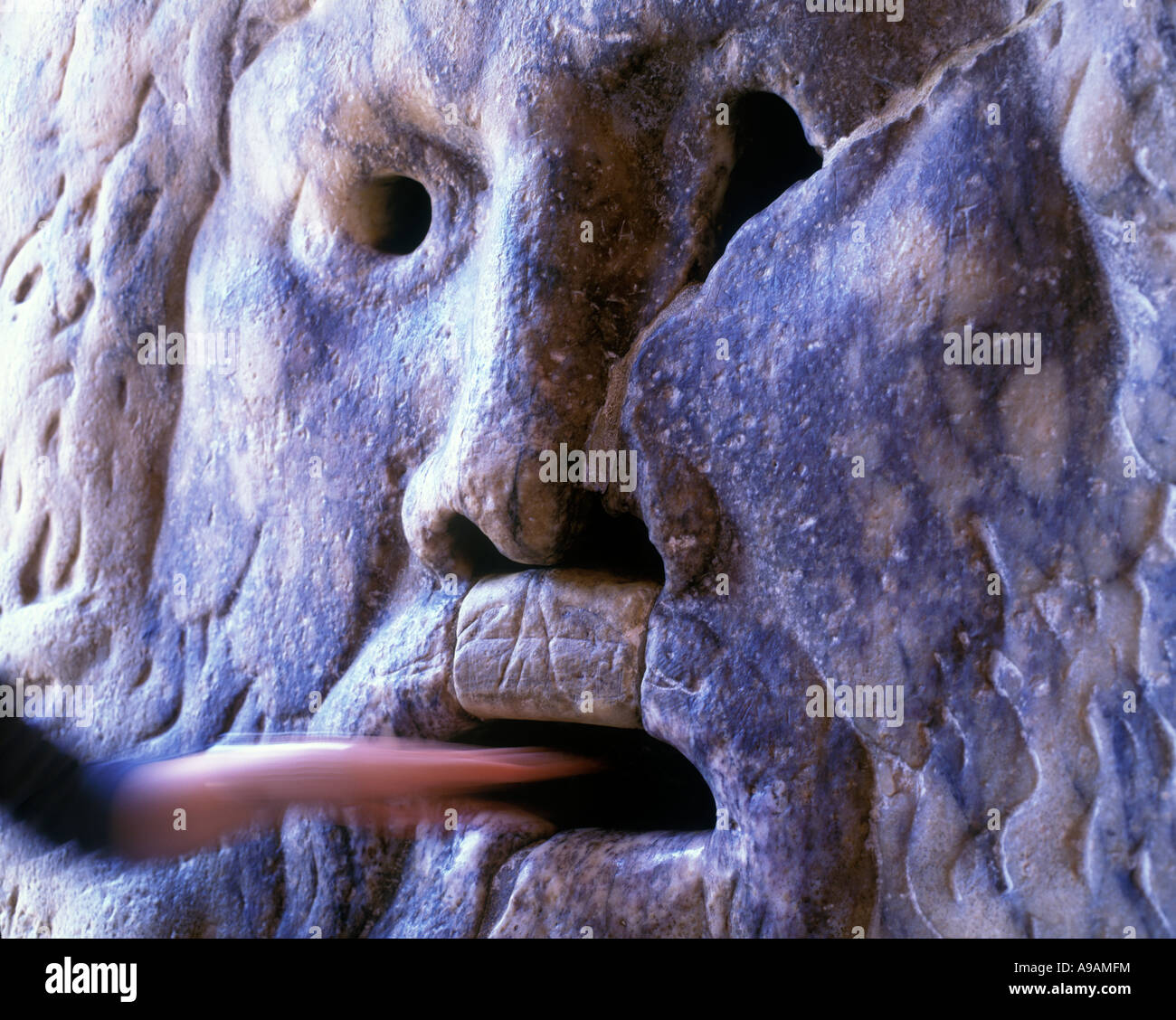La mano alla bocca della verità la faccia di Santa Maria in Cosmedin chiesa roma italia Foto Stock