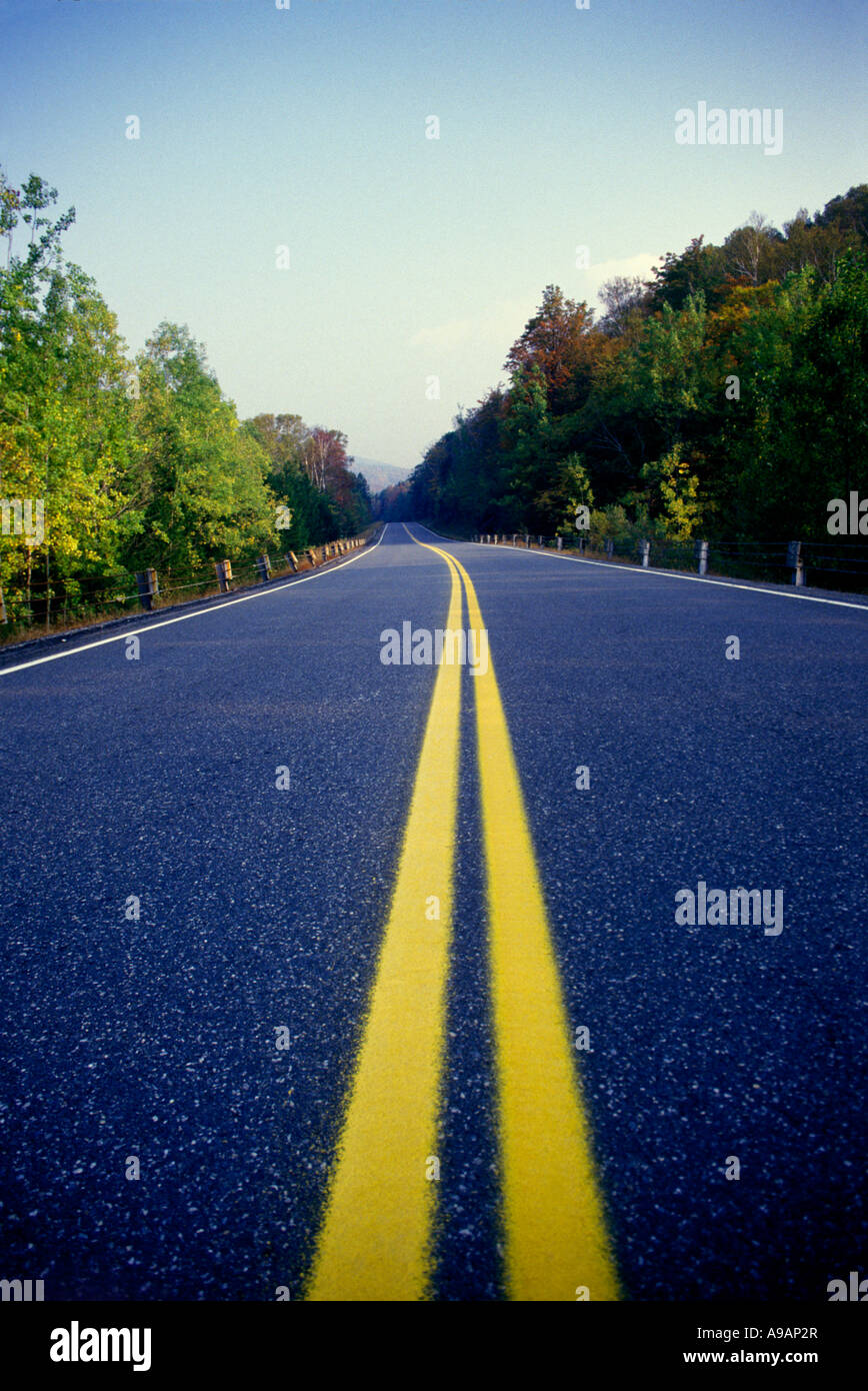 DOPPIO LINEE GIALLE VUOTA STRADA VERMONT STATI UNITI D'AMERICA Foto Stock